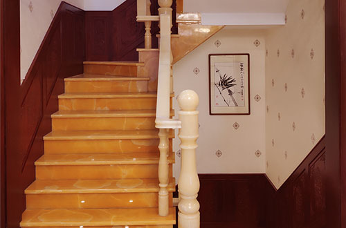 龙江镇中式别墅室内汉白玉石楼梯的定制安装装饰效果